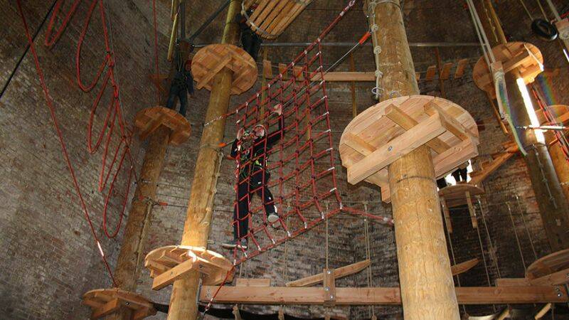 Kletterspaß im Indoor-Kletterturm